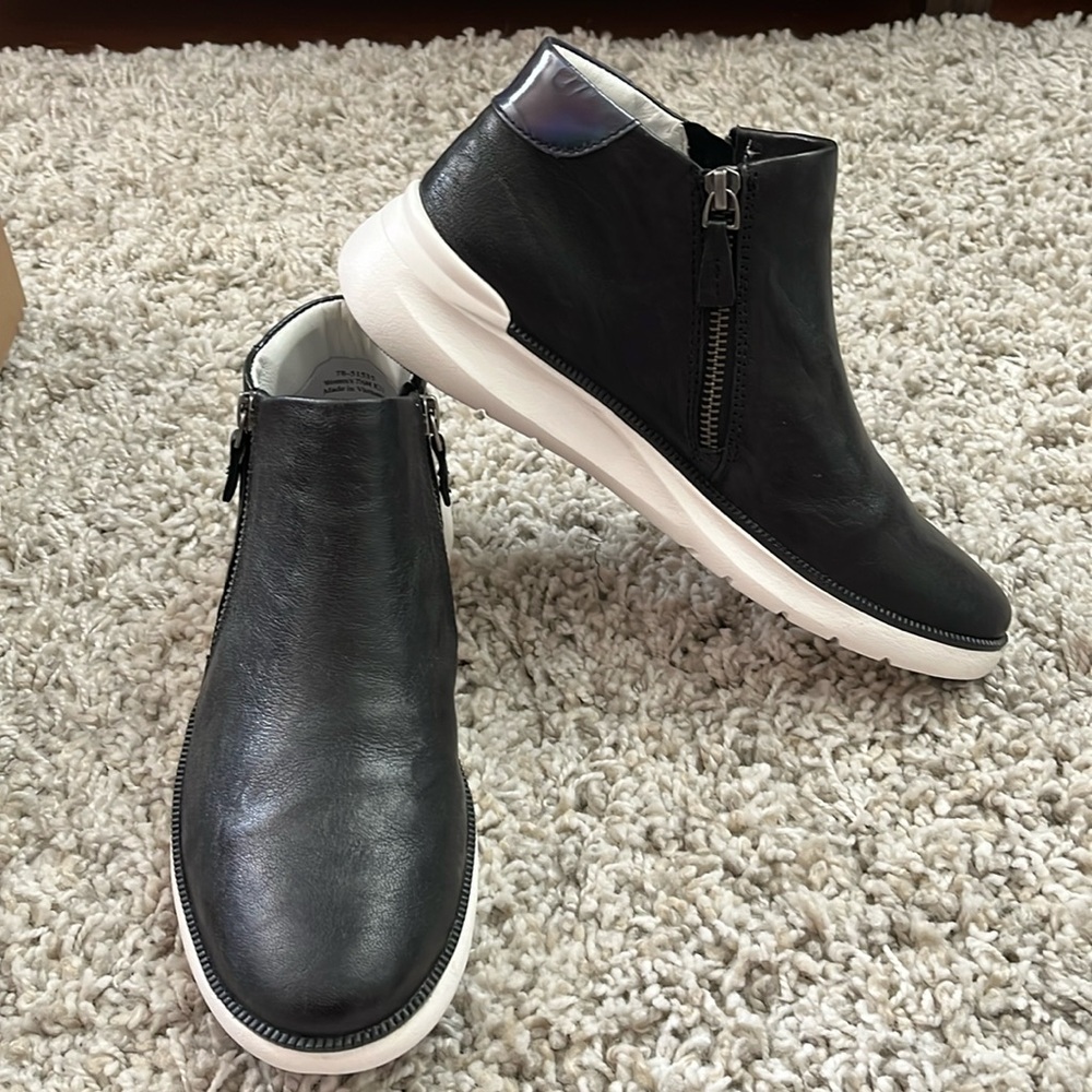 J & M women’s Emery zip ankle booties